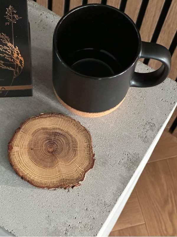 Dovanų rinkinys su puodeliu, kava ir mediniu padėkliuku