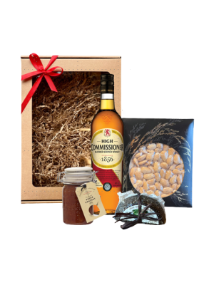 Vyriškas dovanų rinkinys su viskiu, čatniu, blanširuotais migdolais ir sūriu